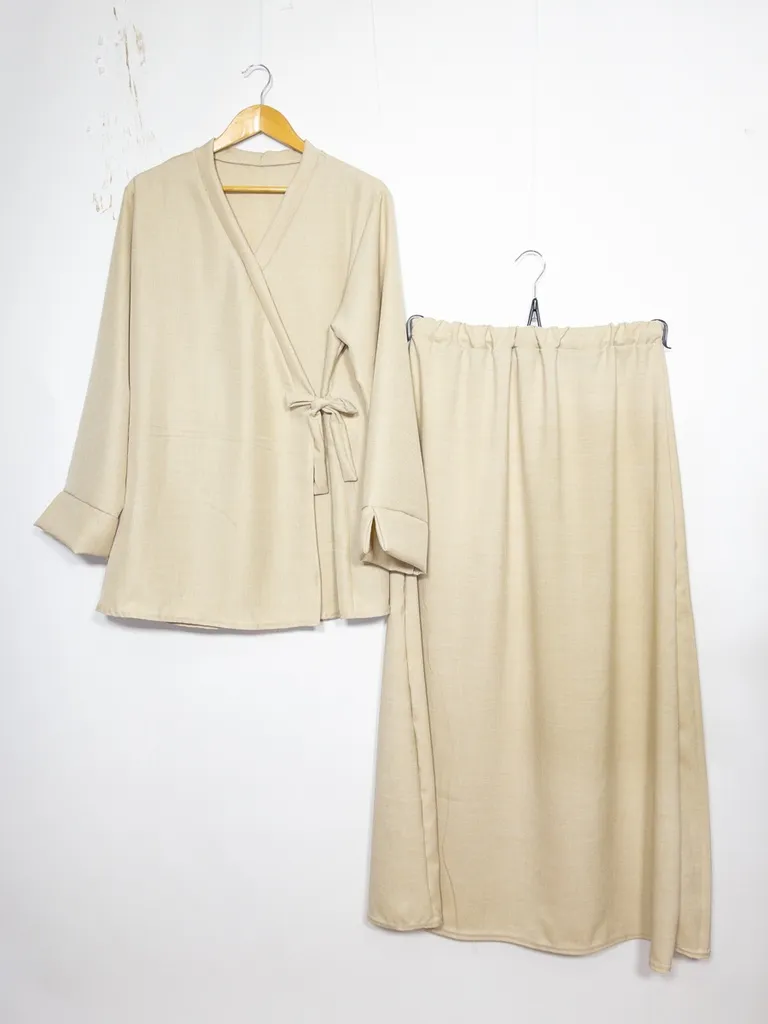 Ensemble EN2385XLM-JU - haut croisé avec nœud sur les côtés style kimono avec jupe évasée (Beige)